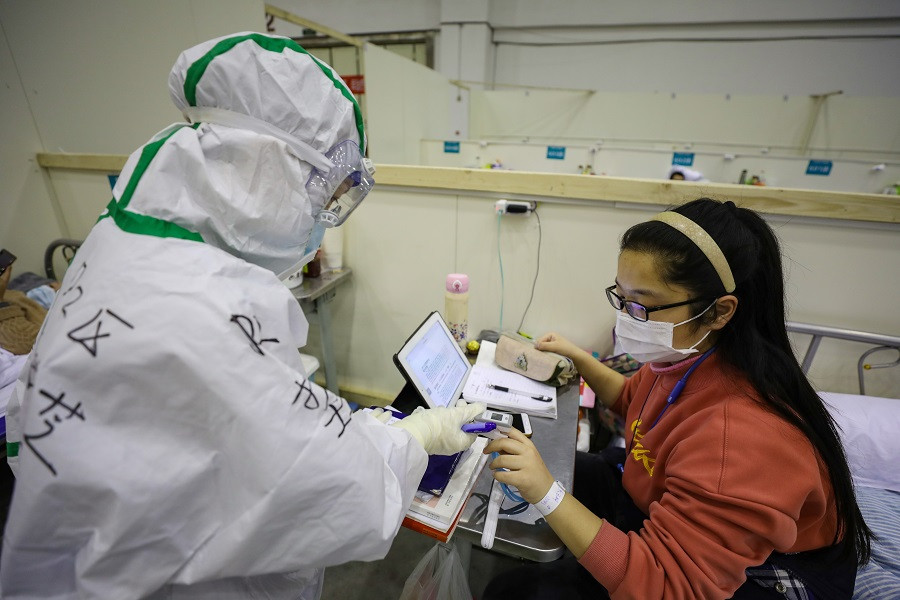 Nữ sinh Trung Quốc miệt mài ôn bài trong bệnh viện dù nhiễm Covid-19 ảnh 2