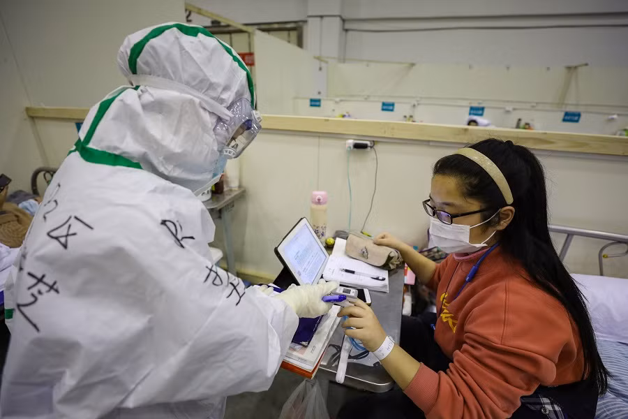 Nữ sinh Trung Quốc miệt mài ôn bài trong bệnh viện dù nhiễm Covid-19 ảnh 2