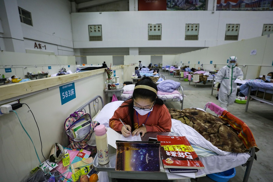 Nữ sinh Trung Quốc miệt mài ôn bài trong bệnh viện dù nhiễm Covid-19 ảnh 1