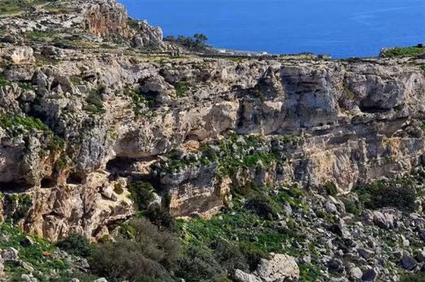 Đỉnh vách đá Dingli, nơi thi thể Mike được tìm thấy.