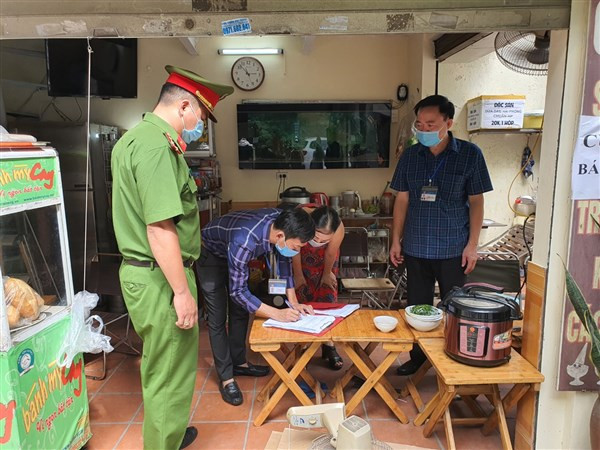 Công an phường Phúc Xá (Ba Đình) tuyên truyền nhắc nhở chủ cơ sở kinh doanh thực hiện nghiêm Công điện số 11.