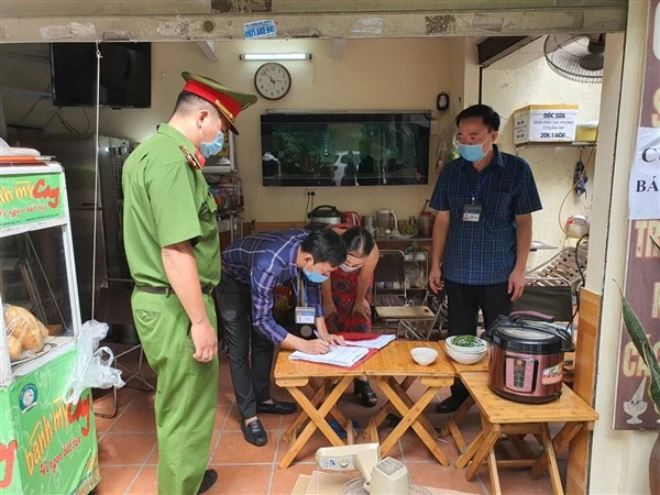 Công an phường Phúc Xá (Ba Đình) tuyên truyền nhắc nhở chủ cơ sở kinh doanh thực hiện nghiêm Công điện số 11.