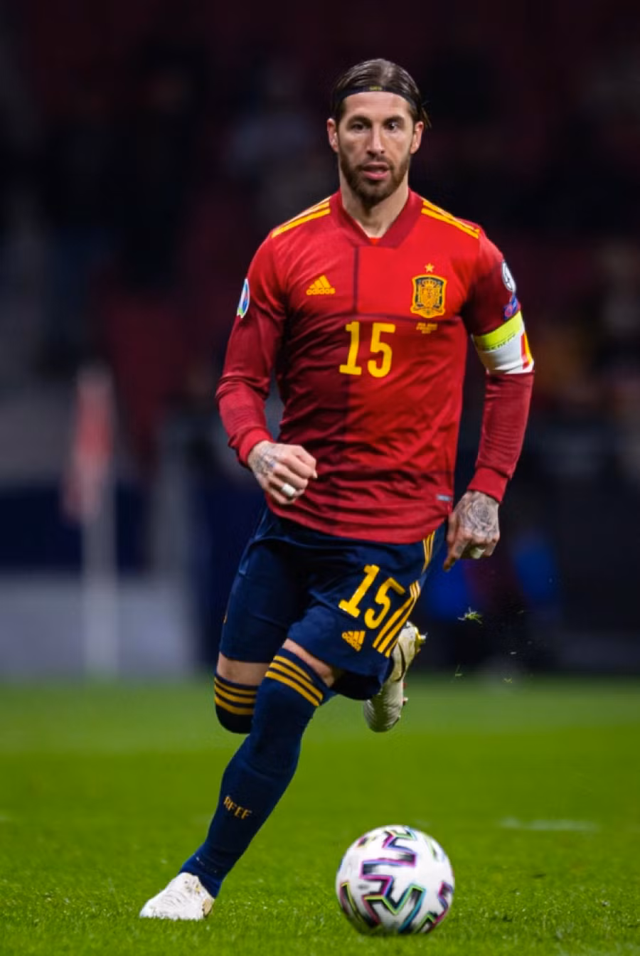 Người đẹp 44 tuổi kết hôn với trung Sergio Ramos được 3 năm sau 10 năm hẹn hò. Trung vệ đang thuộc biên chế PSG mới đây có tên trong danh sách sơ bộ của tuyển Tây Ban Nha dự World Cup 2022.