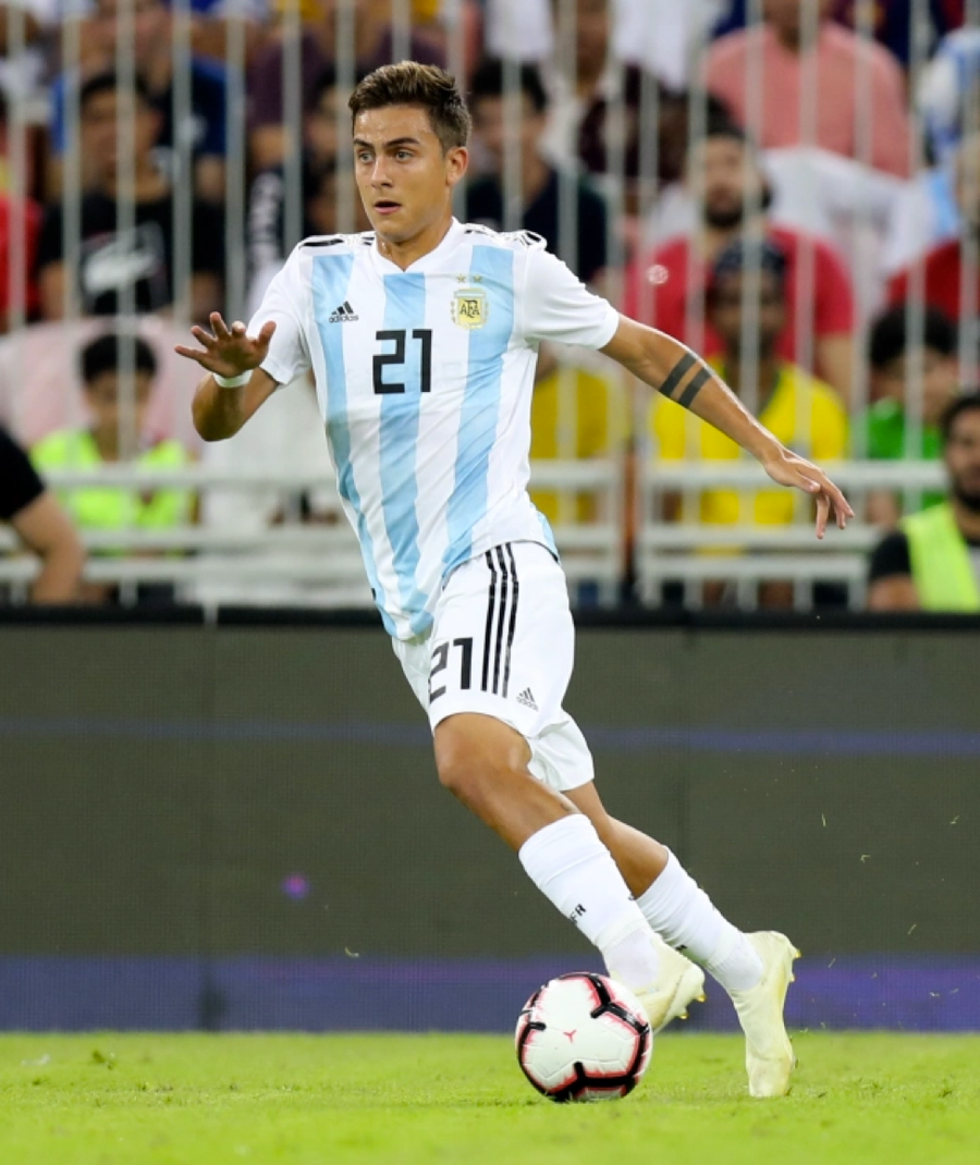 Người đẹp 26 tuổi hẹn hò với tiền đạo Paulo Dybala từ năm 2017. Dybala, 28 tuổi, hiện đang thuộc biên chế AS Roma. Người đẹp 26 tuổi hẹn hò với tiền đạo Paulo Dybala từ năm 2017. Dybala, 28 tuổi, hiện đang thuộc biên chế AS Roma.