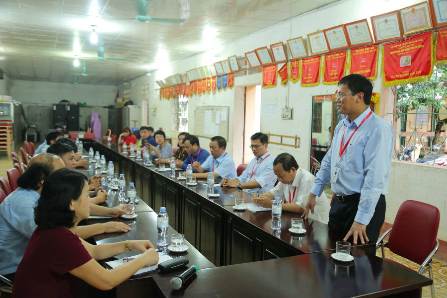 Tại Trường THPT Quảng Uyên, vì đây là điểm thi ghép với hơn 100 thí sinh của Trường THCS-THPT Đống Đa, Thứ trưởng đề nghị 2 Hiệu trưởng phối hợp tốt với chính quyền địa phương để lo phương tiện, chỗ ăn, nghỉ cho thí sinh ở trường xa đến thi; Các thầy cô giáo động viên thí sinh, tạo tâm lý tự tin, thoải mái cho thí sinh bước vào kỳ thi.