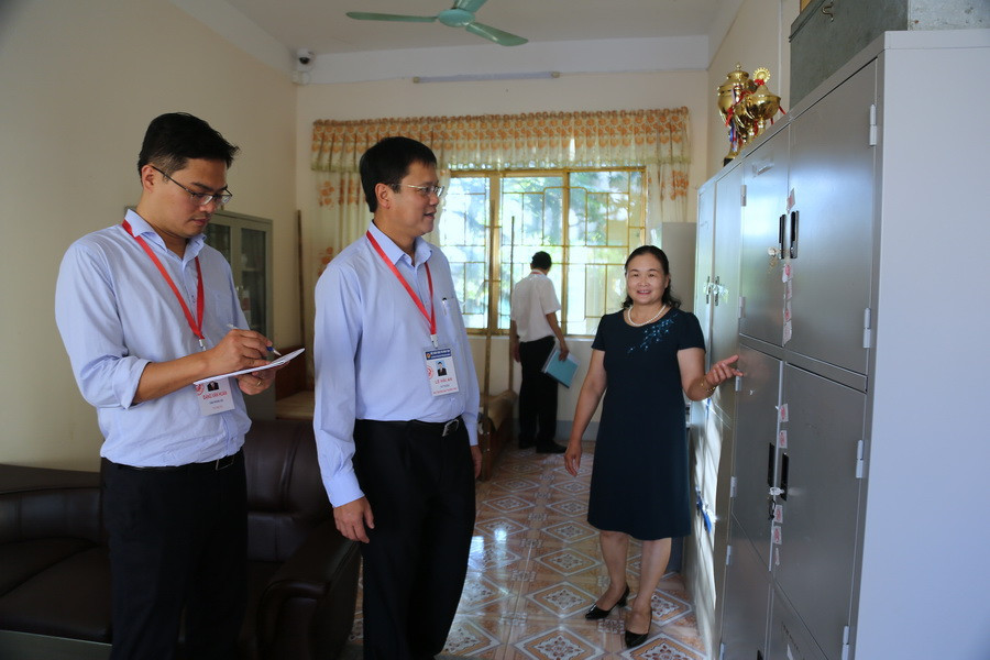 Thứ trưởng kiểm tra tủ bảo quản đề thi, bài thi tại điểm thi trường THPT Thông Huề