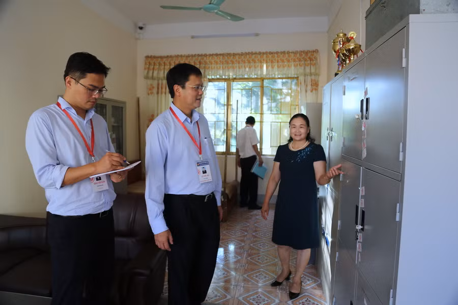 Thứ trưởng kiểm tra tủ bảo quản đề thi, bài thi tại điểm thi trường THPT Thông Huề