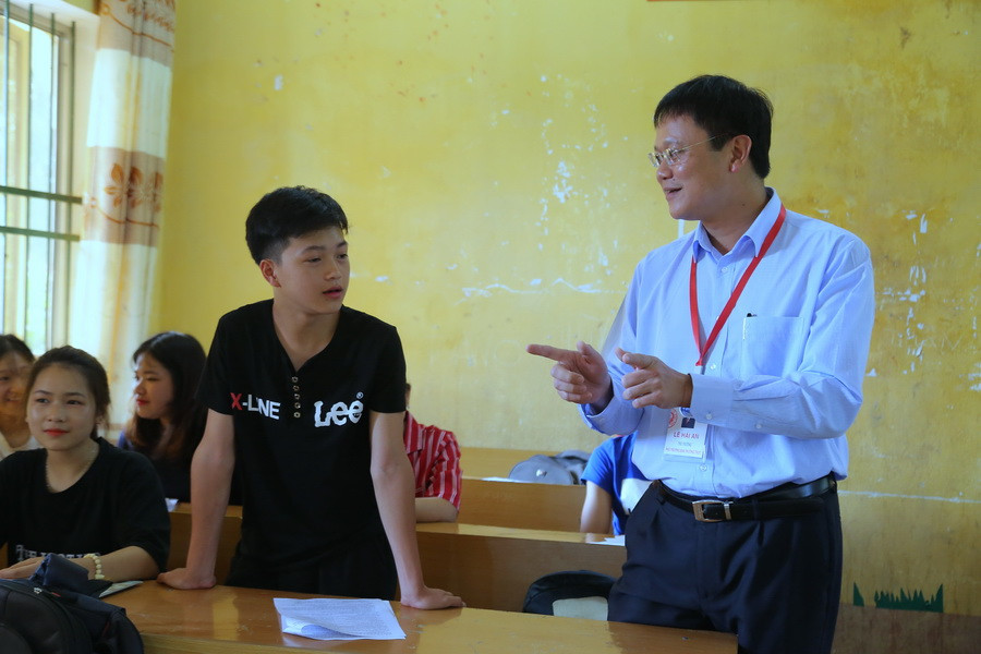 Thứ trưởng Lê Hải An thăm hỏi, động viên học sinh vững tâm trước kỳ thi THPT quốc gia