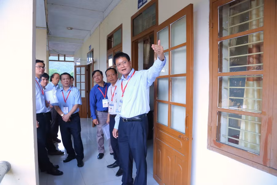 Thứ trưởng Lê Hải An yêu cầu Hiệu trưởng Trường THPT Pò Tấu nhường phòng làm việc làm nơi bảo quản đề thi và bài thi để đảm bảo các yêu cầu bảo mật tại điểm thi