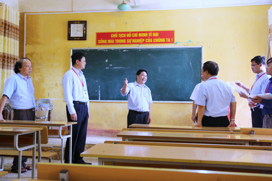 Thứ trưởng Lê Hải An yêu cầu các hiệu trưởng đảm bảo khoảng cách các dãy bàn, ghế trong phòng thi