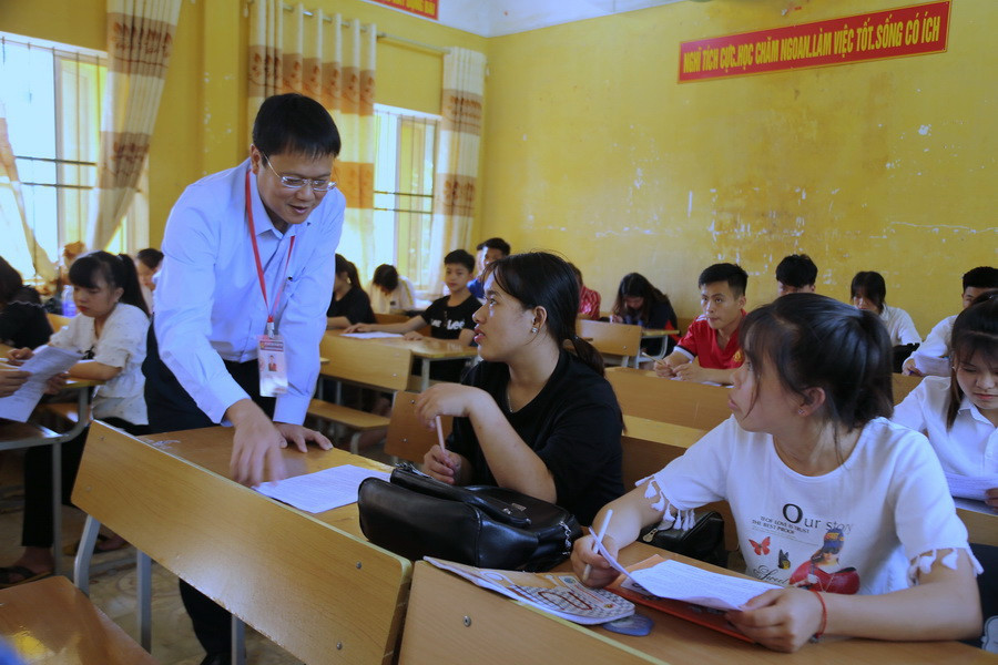 Xem nội dung ở lớp ôn tập môn Giáo dục công dân và động viên học sinh, thứ trưởng lưu ý với Hiệu trưởng Trường THPT Pò Tẩu, thầy Lý Minh Trường chú trọng công tác ôn tập cho học sinh, để các em có tâm lý vững vàng trước kỳ thi.