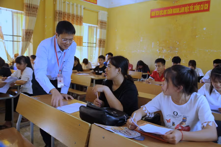 Xem nội dung ở lớp ôn tập môn Giáo dục công dân và động viên học sinh, thứ trưởng lưu ý với Hiệu trưởng Trường THPT Pò Tẩu, thầy Lý Minh Trường chú trọng công tác ôn tập cho học sinh, để các em có tâm lý vững vàng trước kỳ thi.