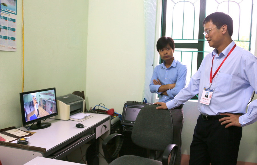 Thứ trưởng Lê Hải An kiểm tra hoạt động của camera giám sát