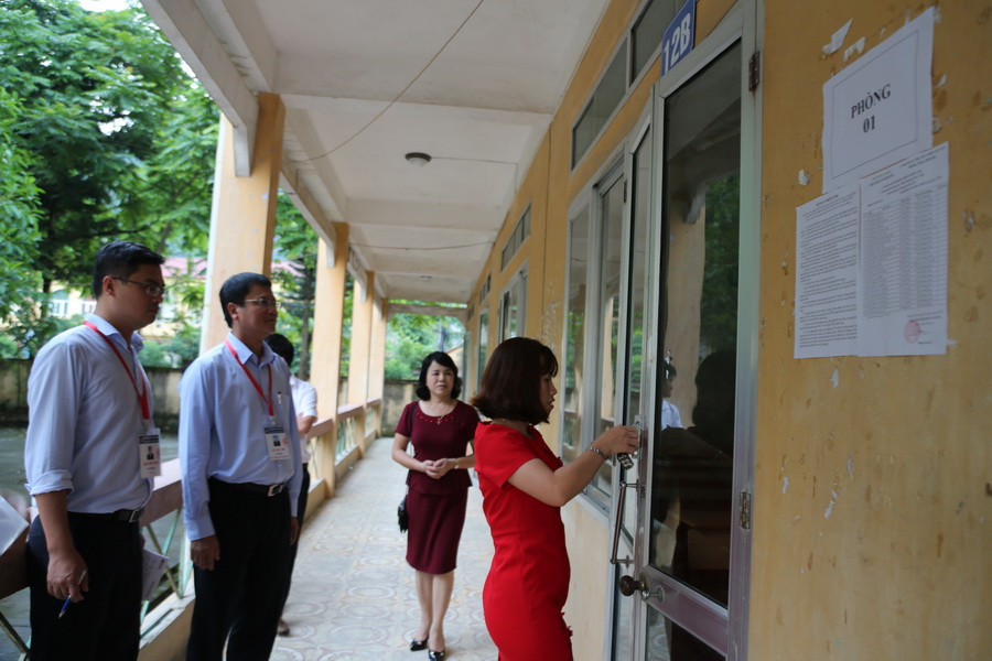 Tại điểm thi Trường THPT Quảng Uyên và mỗi điểm thi đến thăm, Thứ trưởng đều kiểm tra ít nhất hai phòng thi trong khu vực coi thi