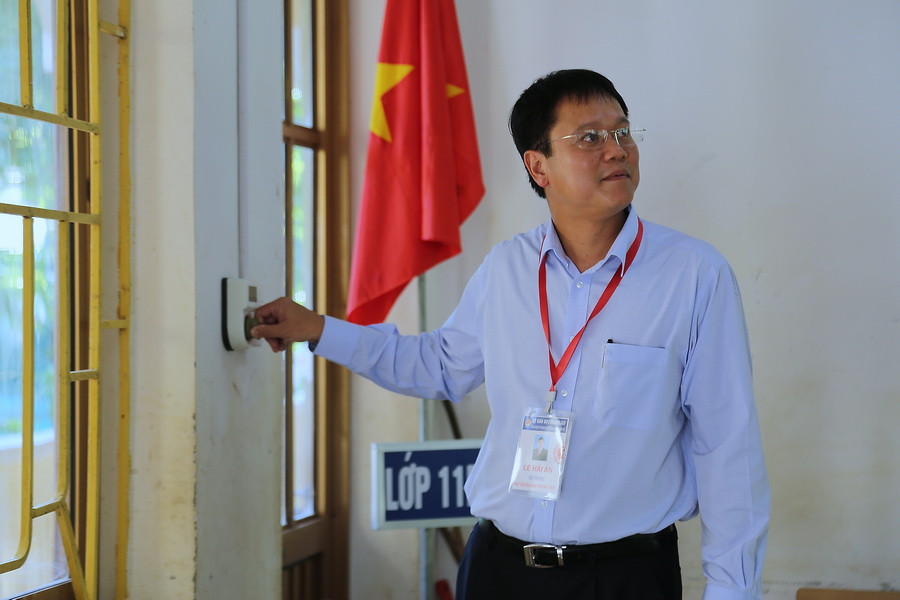 và tự tay kiểm tra hoạt động của quạt gió, đèn điện trong phòng thi