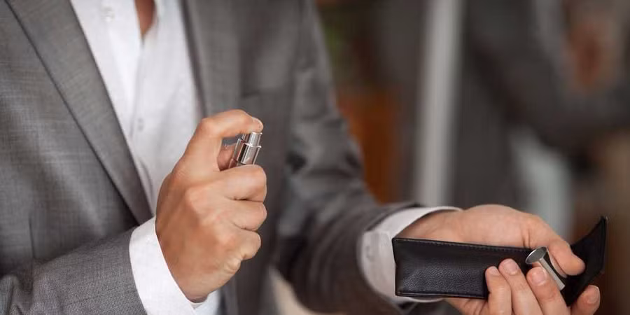 Tránh xa các điểm Pulse Points: Bạn vẫn hay xịt nước hoa lên một vài điểm được gọi là Pulse Points như cổ tay, cổ và sau tai, bởi đây là những khu vực trọng yếu mà mạch máu ở gần da nhất . Tuy nhiên, Pascale Cumming-Benson – một chuyên gia về nước hoa cho rằng “Nhiệt càng nhiều thì mức độ khuếch tán nước hoa càng nhanh”. Để lưu lại hương thơm thật lâu, bạn hãy xịt lên vùng cánh tay hay sau cổ. Bạn cũng có thể xịt trực tiếp lên quần áo, bởi lẽ “Vải giữ mùi lâu hơn”. Xịt thẳng lên áo sơ mi để hương thơm lưu lại qua các lớp áo, phảng phất cả ngày.