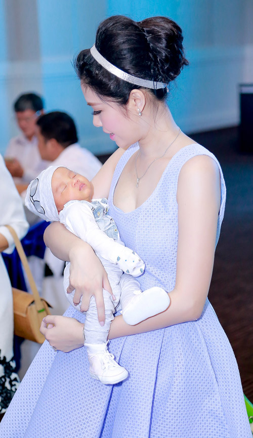 Thủy Anh hút sữa cho con ngay cả khi đi công tác xa. Thủy Anh hút sữa cho con ngay cả khi đi công tác xa.
