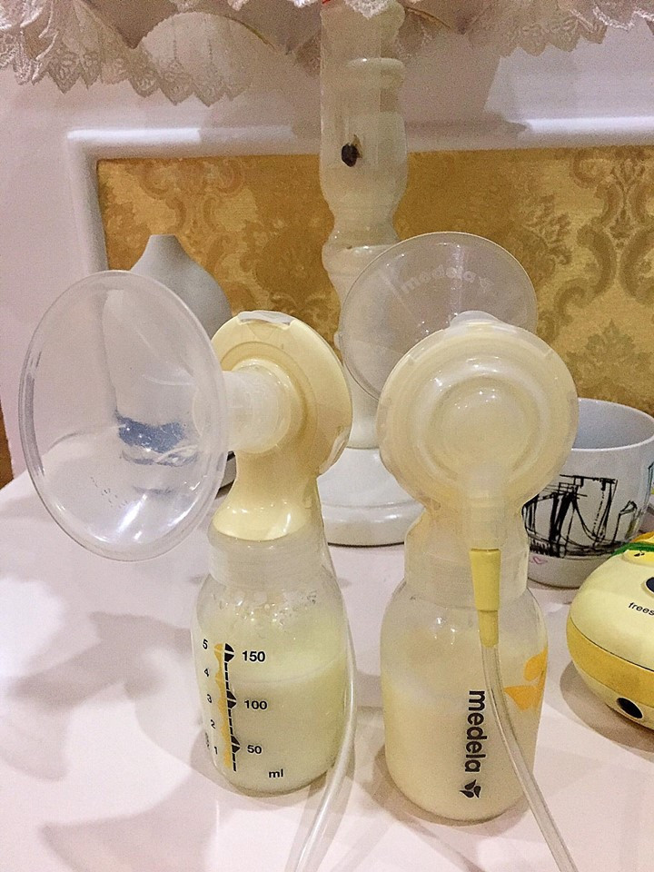 Thủy Anh dành khoảng 20 phút cho mỗi lần hút sữa dự trữ cho con trai. Thủy Anh dành khoảng 20 phút cho mỗi lần hút sữa dự trữ cho con trai.