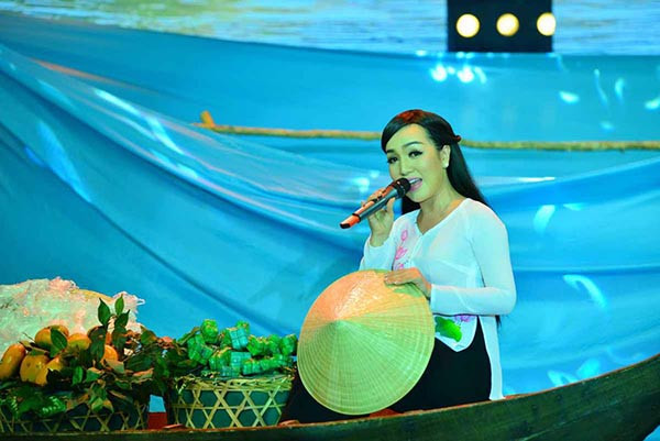 Bản sao danh ca Hương Lan khiến Chí Tài thích thú - Ảnh 8. Bản sao danh ca Hương Lan khiến Chí Tài thích thú - Ảnh 8.