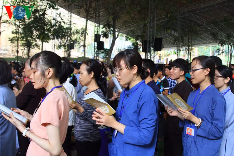 hang van phat tu tham du dai le phat dan tai ba ria - vung tau hinh 3