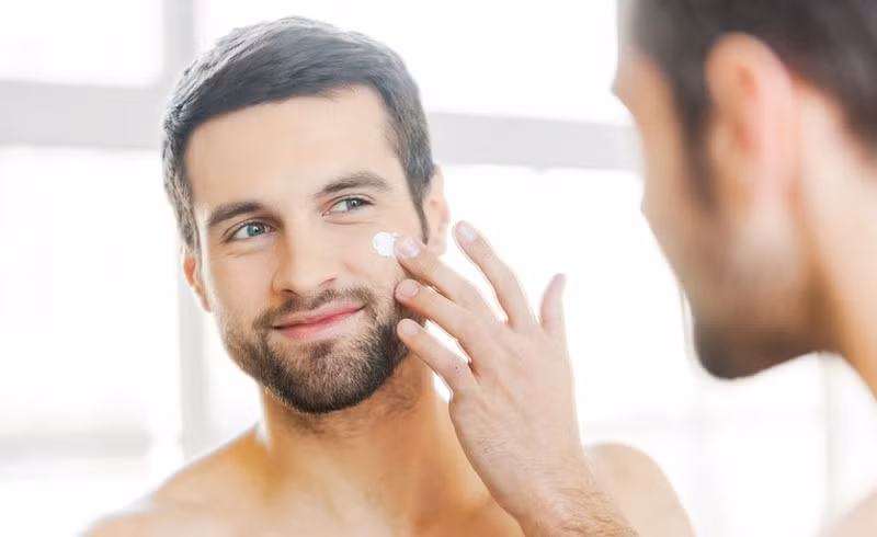 Độ ẩm: Cumming-Benson cho rằng da bạn càng khô thì hương thơm lưu lại trên da càng ngắn. Điều đó cũng không có nghĩa bạn sẽ chạy thẳng vào nhà tắm rồi phun nước nóng lên da, nước nóng chỉ làm tăng nhiệt ở da, khiến hương thơm càng nhanh bị bay. Thay vào đó, bạn hãy nhờ đến sự trợ giúp của một số loại mỹ phẩm. Các thành phần trong kem dưỡng ẩm ít bị bay hơi hơn trong nước hoa, do đó nó có thể giúp lưu lại hương thơm lâu hơn. Hãy sử dụng kem dưỡng ẩm không mùi để tránh tình trạng “xung đột về mùi hương”.