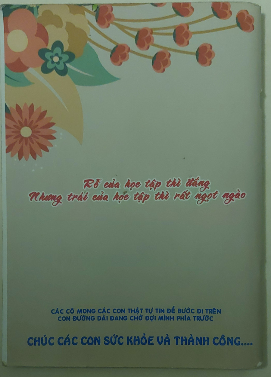 Cuốn kỉ yếu được khép lại với câu châm ngôn ý nghĩa. Ảnh: Đức Triết. Cuốn kỉ yếu được khép lại với câu châm ngôn ý nghĩa. Ảnh: Đức Triết.