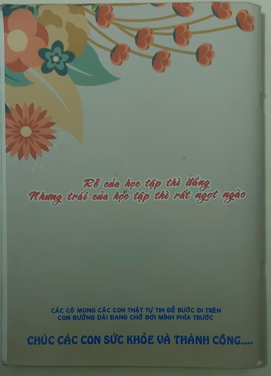 Cuốn kỉ yếu được khép lại với câu châm ngôn ý nghĩa. Ảnh: Đức Triết.