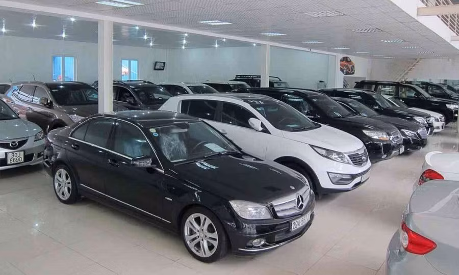 Nhiều salon xe cũ tại Hà Nội đang rơi vào tình trạng 'đói' khách