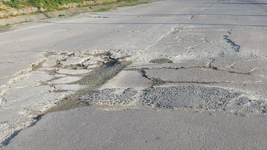 Bê tông xi măng bị bong tróc, ảnh hưởng đến phương tiện di chuyển qua lại. Ảnh: Dung Nguyễn Bê tông xi măng bị bong tróc, ảnh hưởng đến phương tiện di chuyển qua lại. Ảnh: Dung Nguyễn