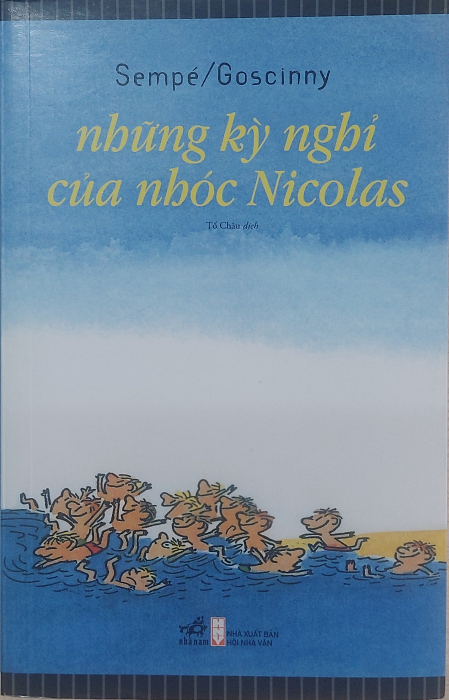 Cuốn sách kể về những chuyến đi du lịch đầy thú vị nhưng cũng gặp đôi chút 'rắc rối' của nhóc Nicolas. Ảnh: Tấn Quyết Cuốn sách kể về những chuyến đi du lịch đầy thú vị nhưng cũng gặp đôi chút 'rắc rối' của nhóc Nicolas. Ảnh: Tấn Quyết
