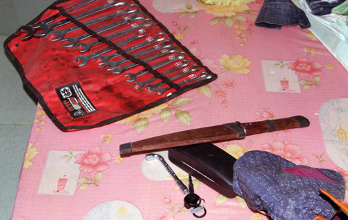 Một số dụng cụ nhóm Sang chuyên dùng phá khóa, trộm xe máy. Ảnh: X.N vne-tang-vat-5641-1440466248.jpg