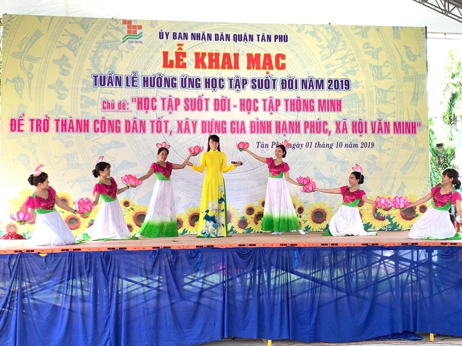 Tiết mục văn nghệ chào mừng Tuần lễ hưởng ứng học tập suốt đời.