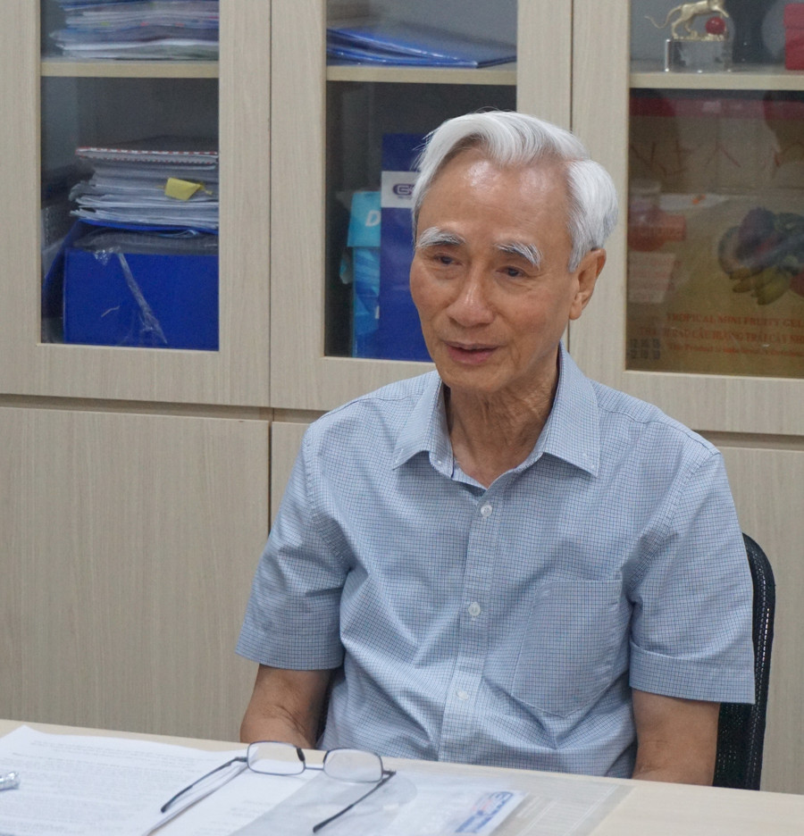 Nhà giáo Ưu tú Nguyễn Phú Cường trao đổi tại tọa đàm