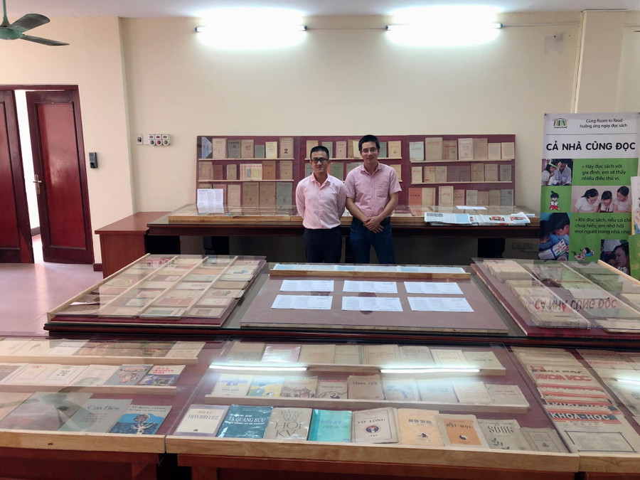 Các khách mời bên các ấn phẩm đặc biệt được trưng bày tại Bộ GD&ĐT .