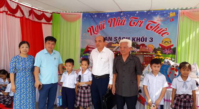 Đại diện Sở GD&ĐT và đơn vị tài trợ Tặng sách cho thư viện nhà trường