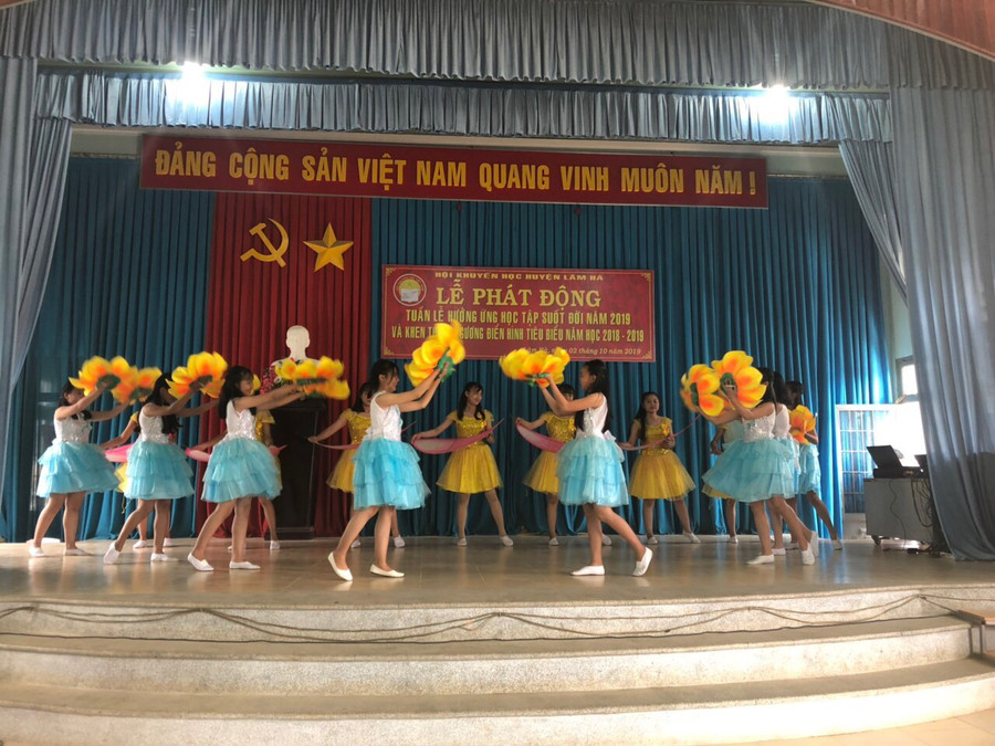 Văn nghệ chào mừng Lễ phát động Văn nghệ chào mừng Lễ phát động