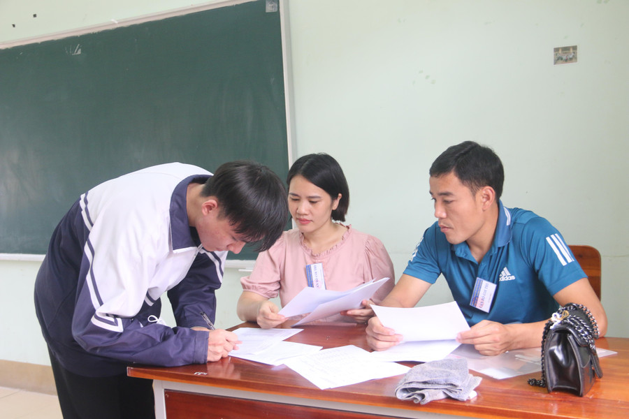 Các thí sỹ tử ở Sơn La kêu đề thi môn tổ hợp khó, phân hoá cao.