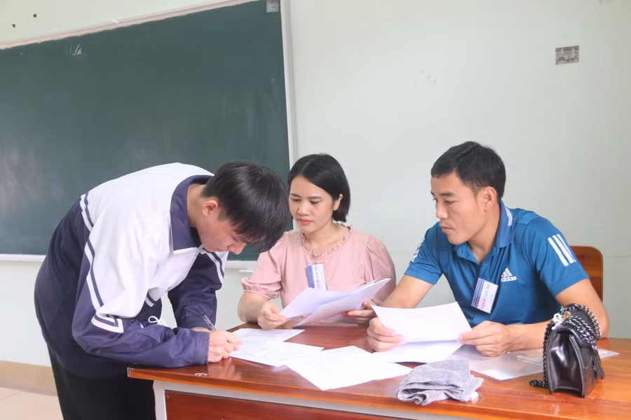 Các thí sỹ tử ở Sơn La kêu đề thi môn tổ hợp khó, phân hoá cao.