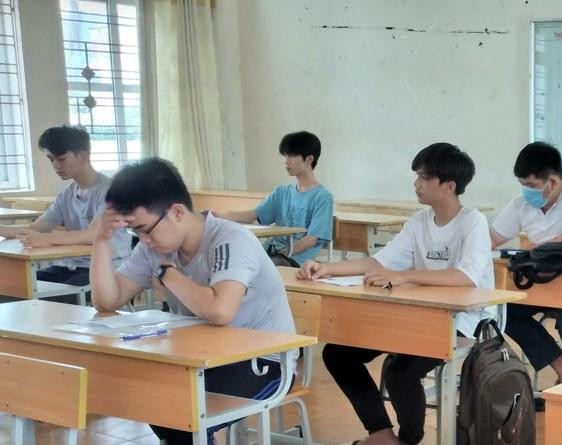 Các thí sinh tỉnh Hoà Bình đang bước vào môn thi Ngữ văn đầu tiên.