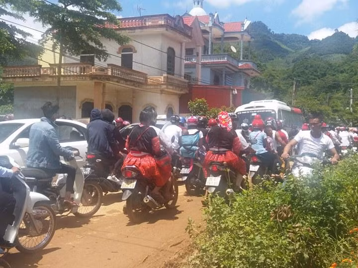 Dòng người tấp nập đổ về cao nguyên Mộc Châu du lịch dịp 2/9.