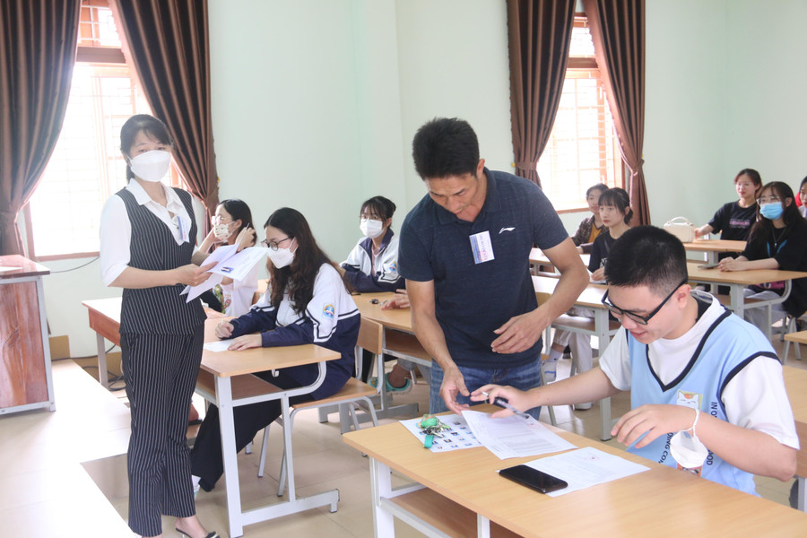 Bước vào môn thi Ngữ văn đầu tiên của kỳ thi, các thí sinh tỏ ra bình tĩnh và tự tin.