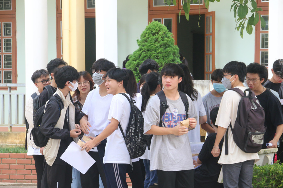 Sau khi kết thúc thi môn Toán, các em tập trung tại khuôn viên trao đổi cách giải bài tập với bạn bè cùng trường.