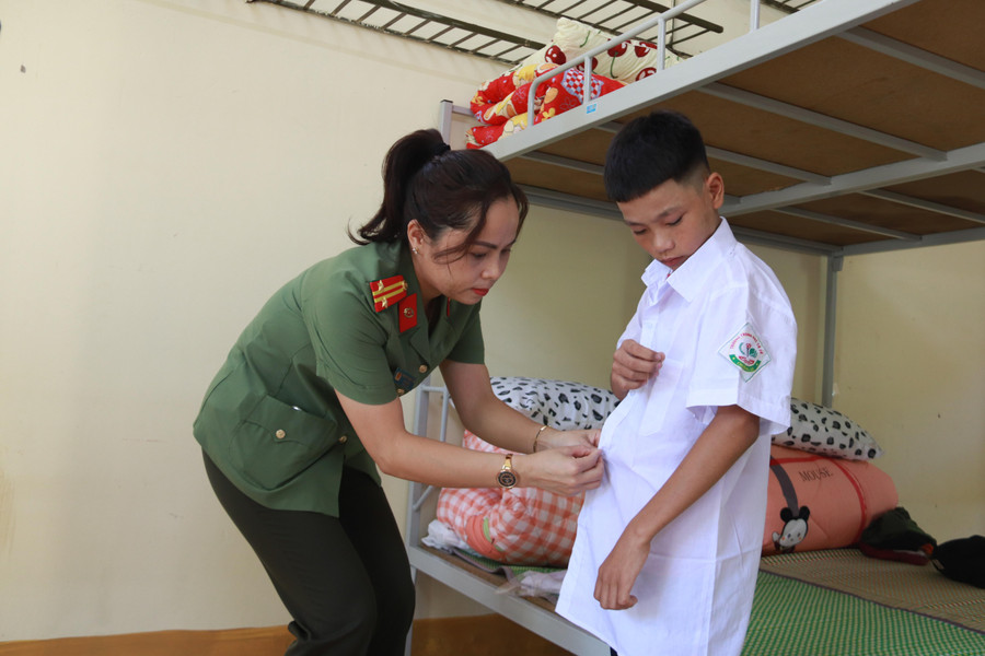 Công an tỉnh Sơn La cử cán bộ chiến sỹ chăm sóc và chuẩn bị hành trang để các cháu bước vào năm học mới.