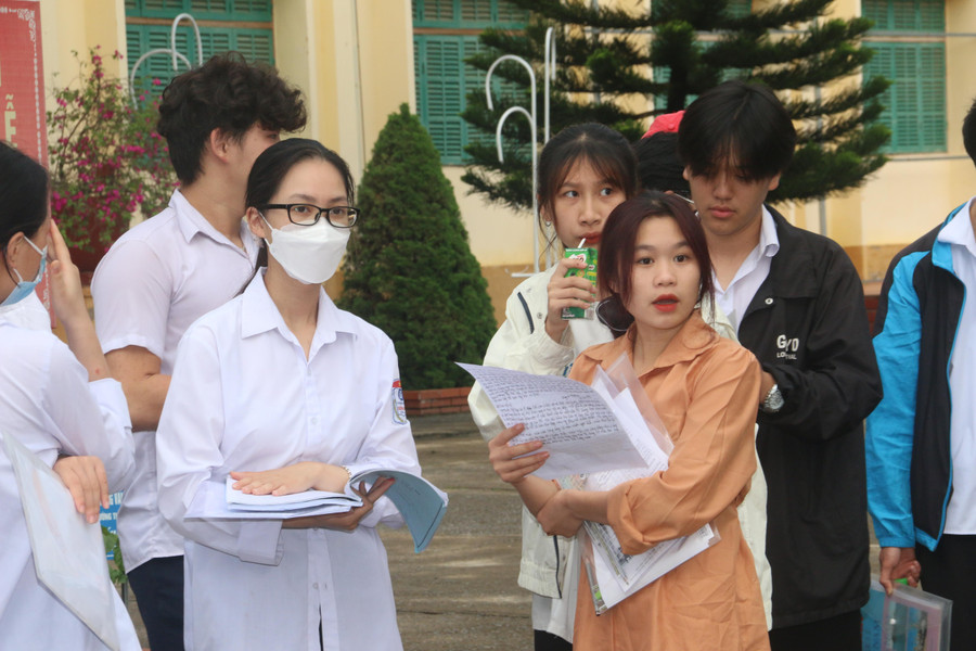 Sau giờ kết thúc môn thi tiếng Anh, các sỹ tử đều hài lòng với bài thi. Sau giờ kết thúc môn thi tiếng Anh, các sỹ tử đều hài lòng với bài thi.