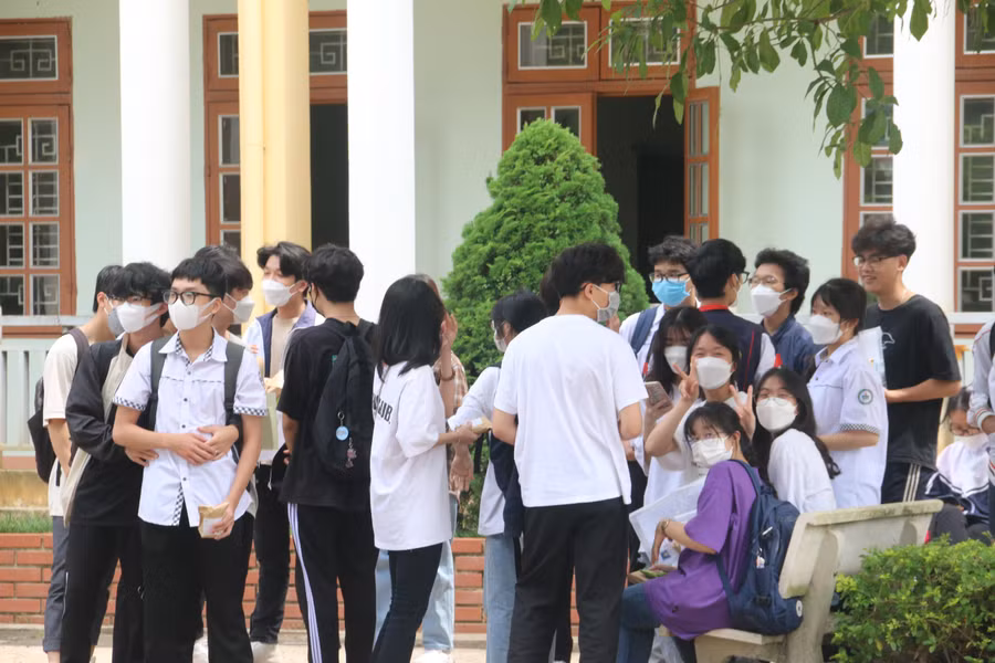 Các sỹ tử đến điểm thi Trường THPT chuyên Sơn La làm thủ tục dự thi từ rất sớm.