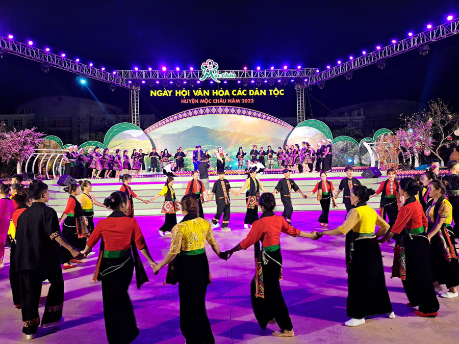 Nhiều tiết mục văn nghệ đặc sắc diễn ra dịp Quốc khánh 2/9, khiến du khách trầm trồ.