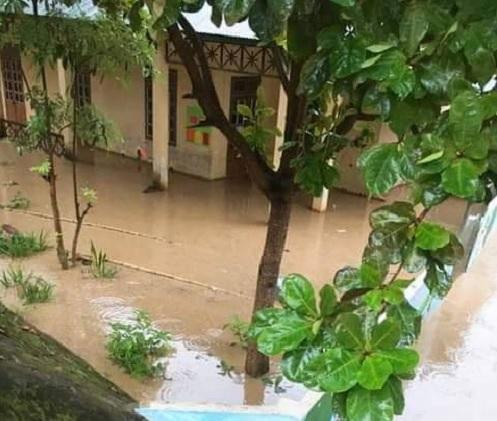Mưa lũ kéo theo bùn đất tràn vào lớp học của Điểm trường mầm non, tiểu học bản Khoa (xã Tạ Khoa, huyện Bắc Yên). Mưa lũ kéo theo bùn đất tràn vào lớp học của Điểm trường mầm non, tiểu học bản Khoa (xã Tạ Khoa, huyện Bắc Yên).