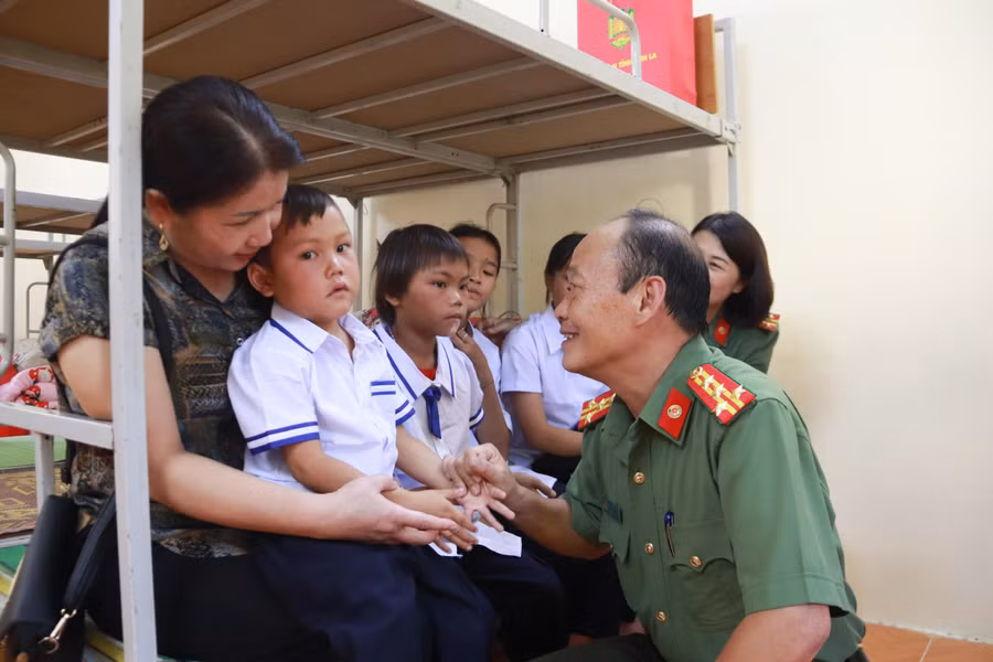 Đại tá Vì Quyền Chứ, Phó giám đốc Công an tỉnh Sơn La thăm hỏi, động viên các cháu khi sinh hoạt ở môi trường mới.
