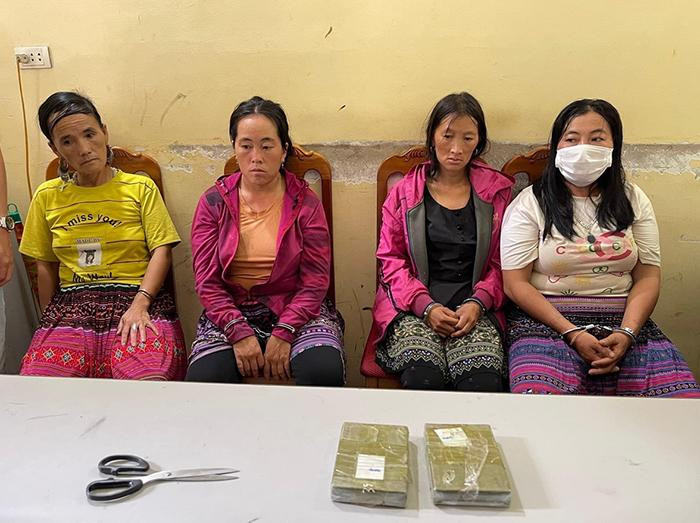 Các đối tượng cùng tang vật tại cơ quan Công an. Các đối tượng cùng tang vật tại cơ quan Công an.