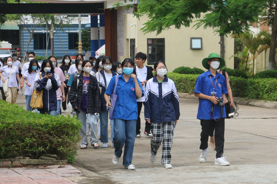 Các thí sinh thi môn thứ 3 đều kêu khó và nghĩ không đạt điểm cao như kỳ vọng.